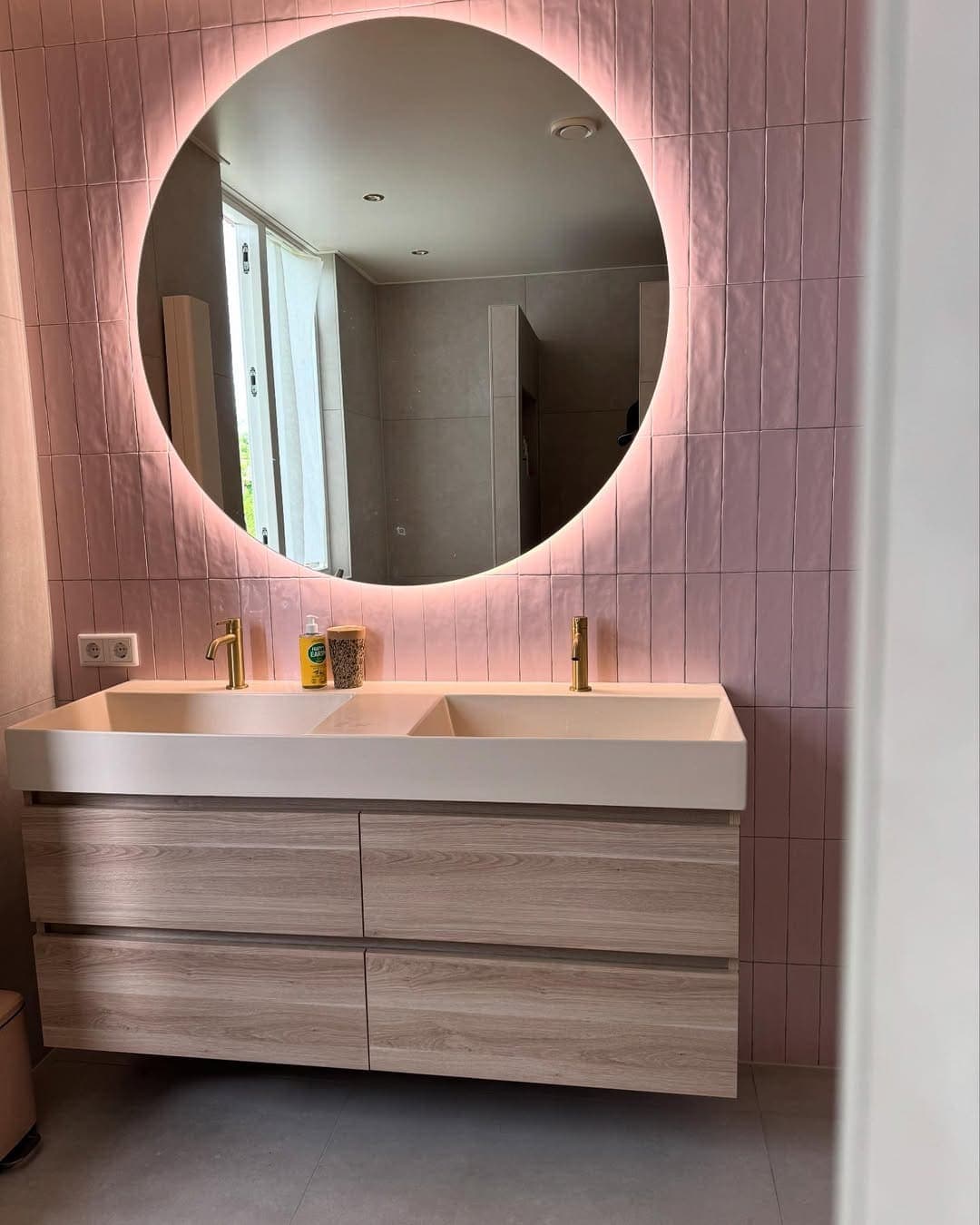 Badkamer Renovatie met Roze Tegels Utrecht